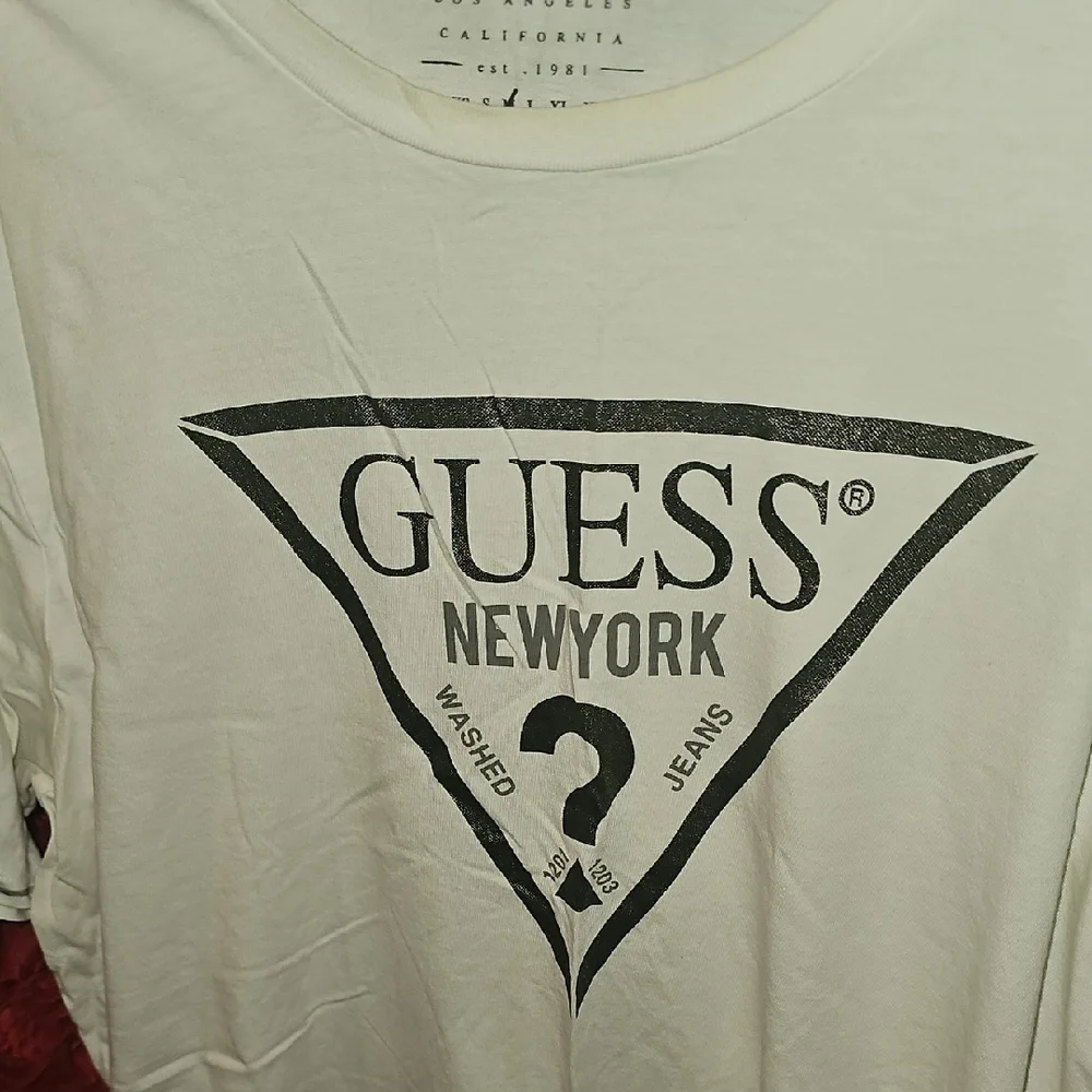 GUESS White Logo Tee for Men Size Medium - Picture 7 of 7